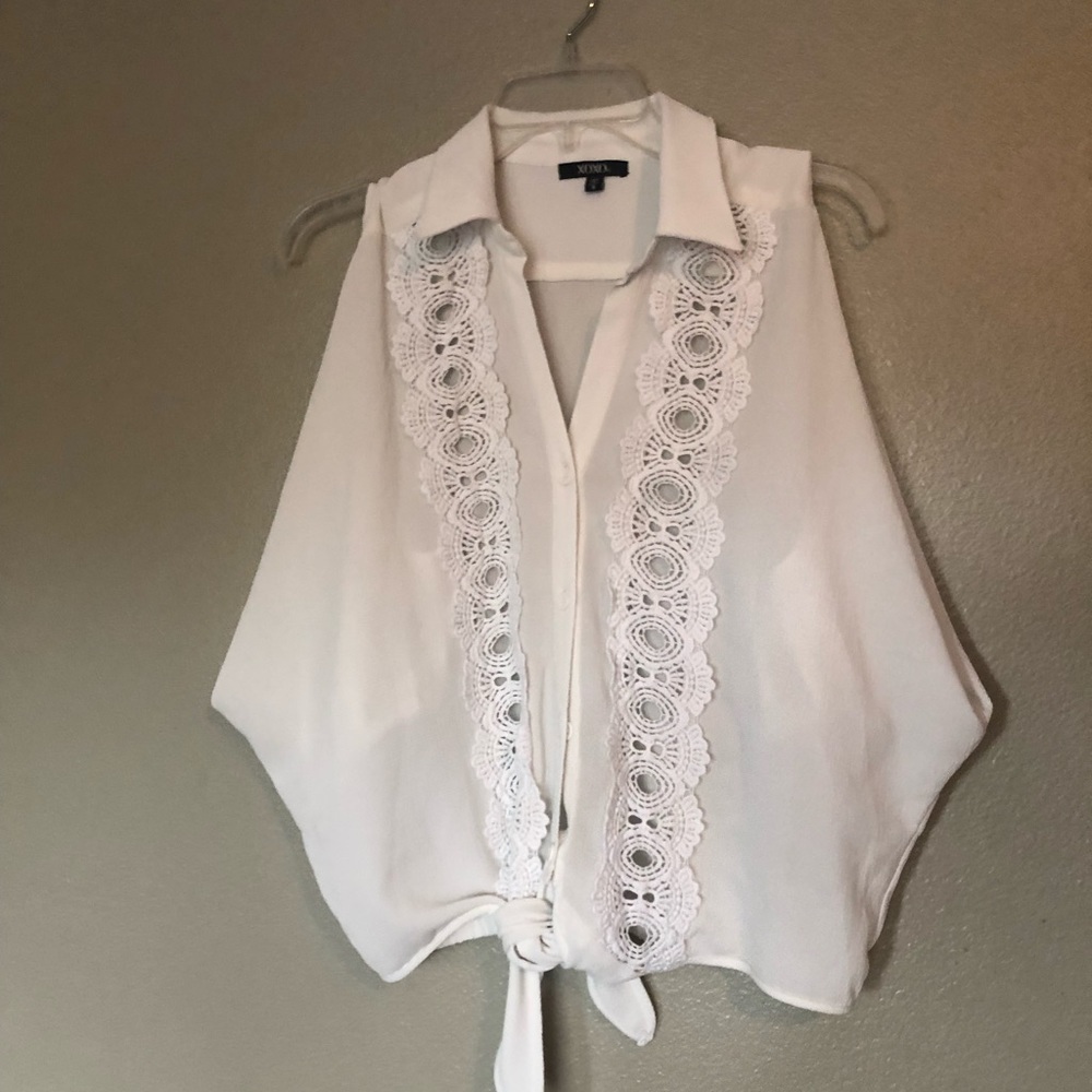 White lace sleeveless collared shirt